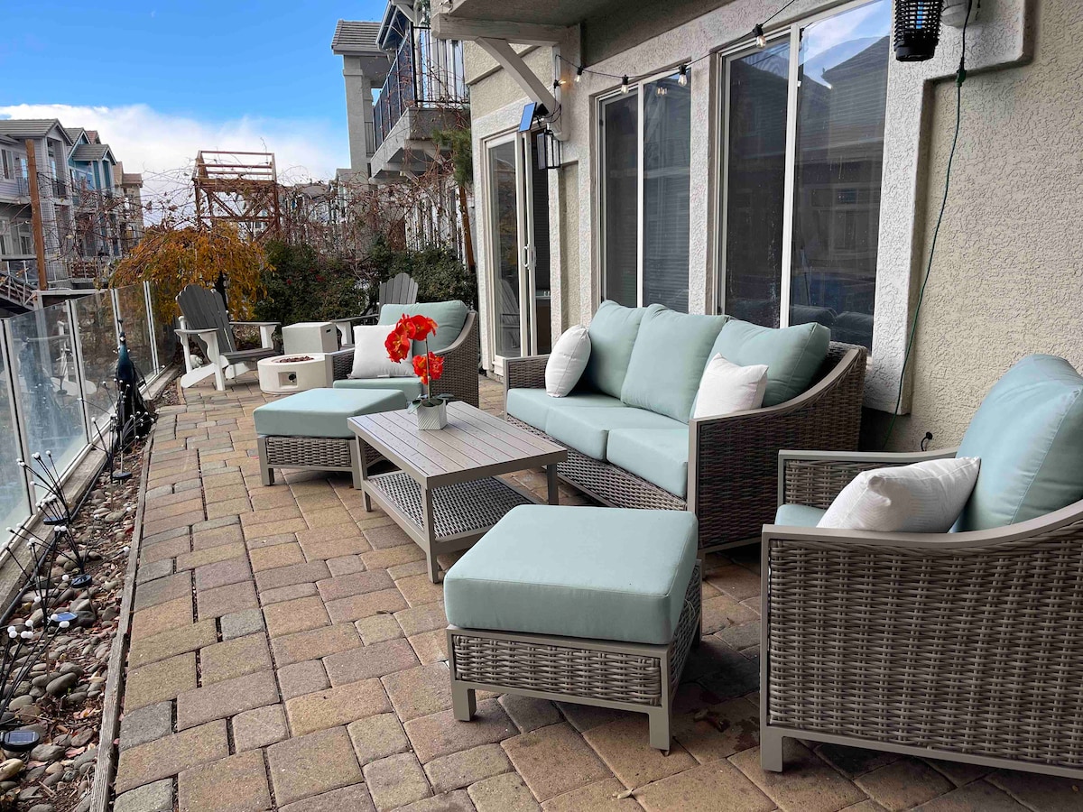 spacious-lakefront-getaway-sleeps-18/