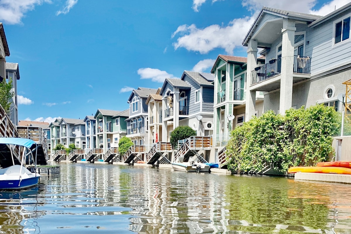 spacious-lakefront-getaway-sleeps-18/