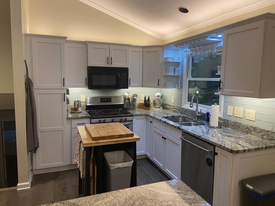 suburbia-tree-view-hideaway-near-blue-ridge-mtns/