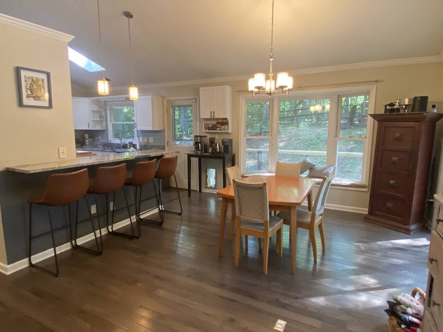 suburbia-tree-view-hideaway-near-blue-ridge-mtns/