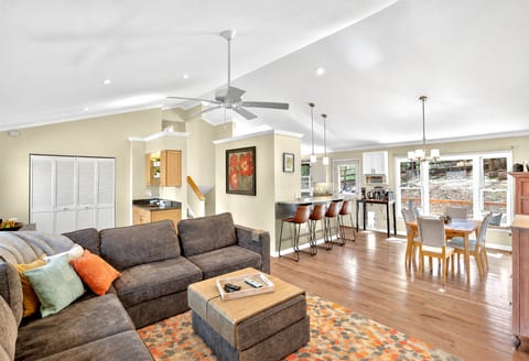 Luxury Fireplace Home, Deck & Views Near Biltmore