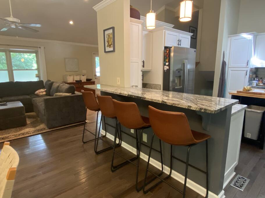 suburbia-tree-view-hideaway-near-blue-ridge-mtns/