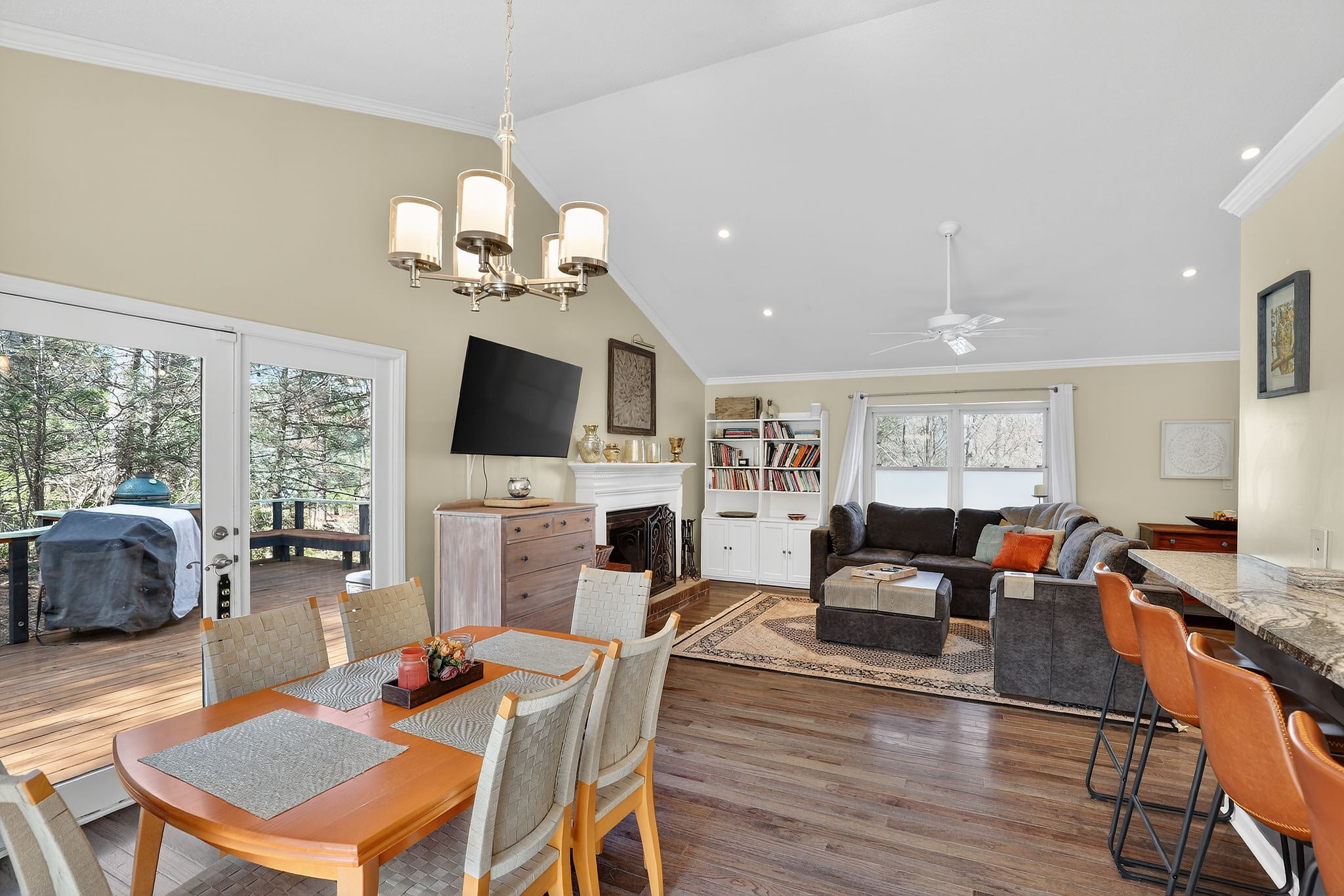 Bright open-plan living with deck, grill & cozy fireplace