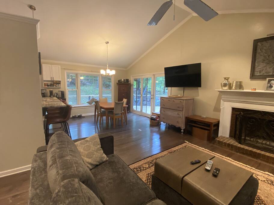 suburbia-tree-view-hideaway-near-blue-ridge-mtns/