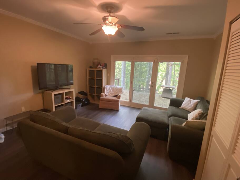 suburbia-tree-view-hideaway-near-blue-ridge-mtns/