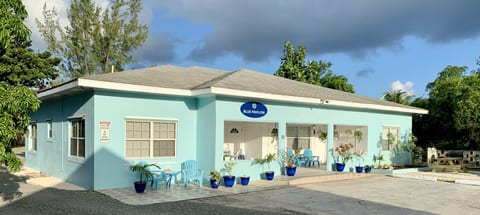 3-Suite Group Stay | Steps to Beach | Sleeps 13
