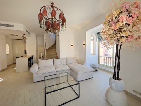 Light & Airy Spacious Marina 3BR w Sauna & Hot tub image 5