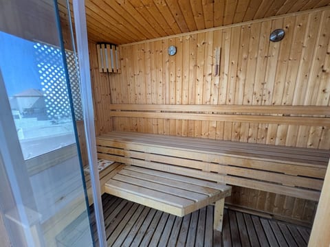 Light & Airy Spacious Marina 3BR w Sauna & Hot tub image 4