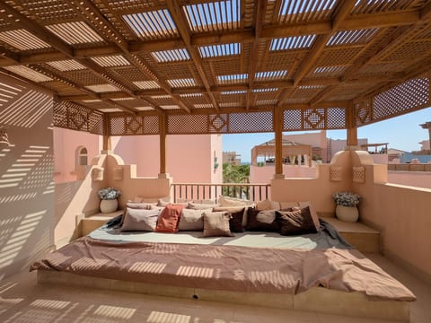Light & Airy Spacious Marina 3BR w Sauna & Hot tub image 2