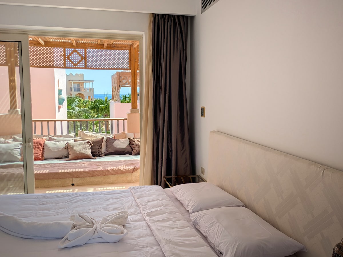 Light & Airy Spacious Marina 3BR w Sauna & Hot tub image 1