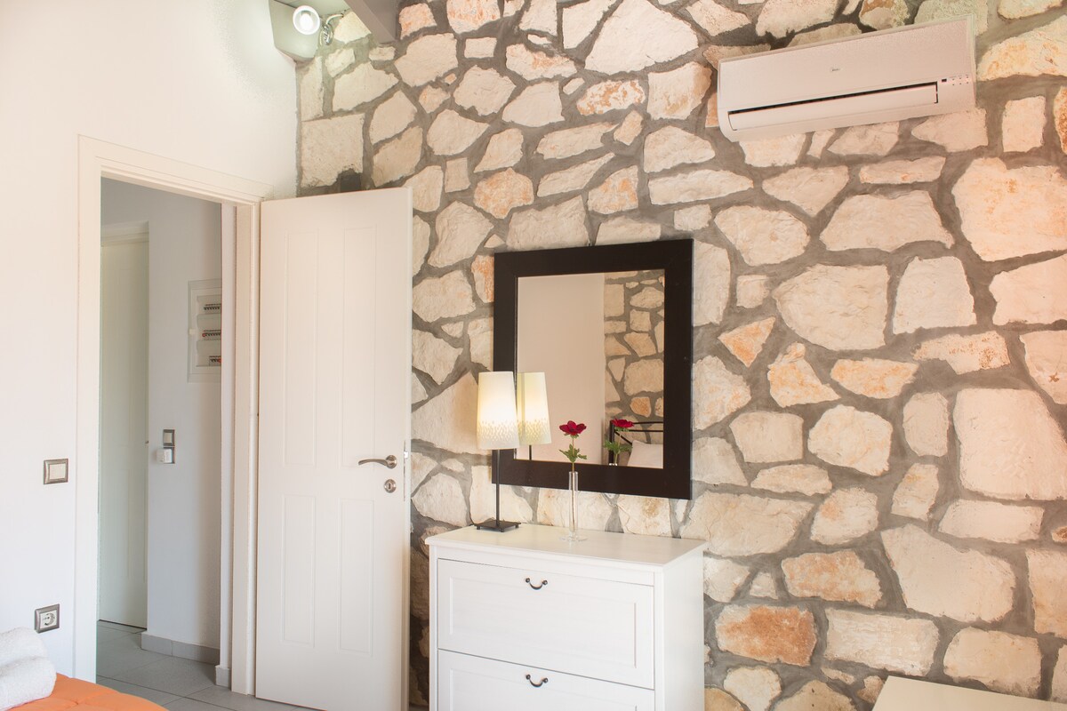 Drawers cabinet and mirror in the second bedroom 