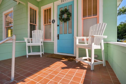 Enjoy your morning coffee or evening beverage on the front porch listening to the sounds of the beach!
