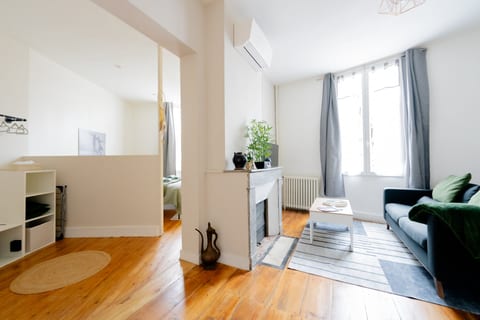 Bright, airy flat with AC, hardwood floors & cozy lounge by fireplace
