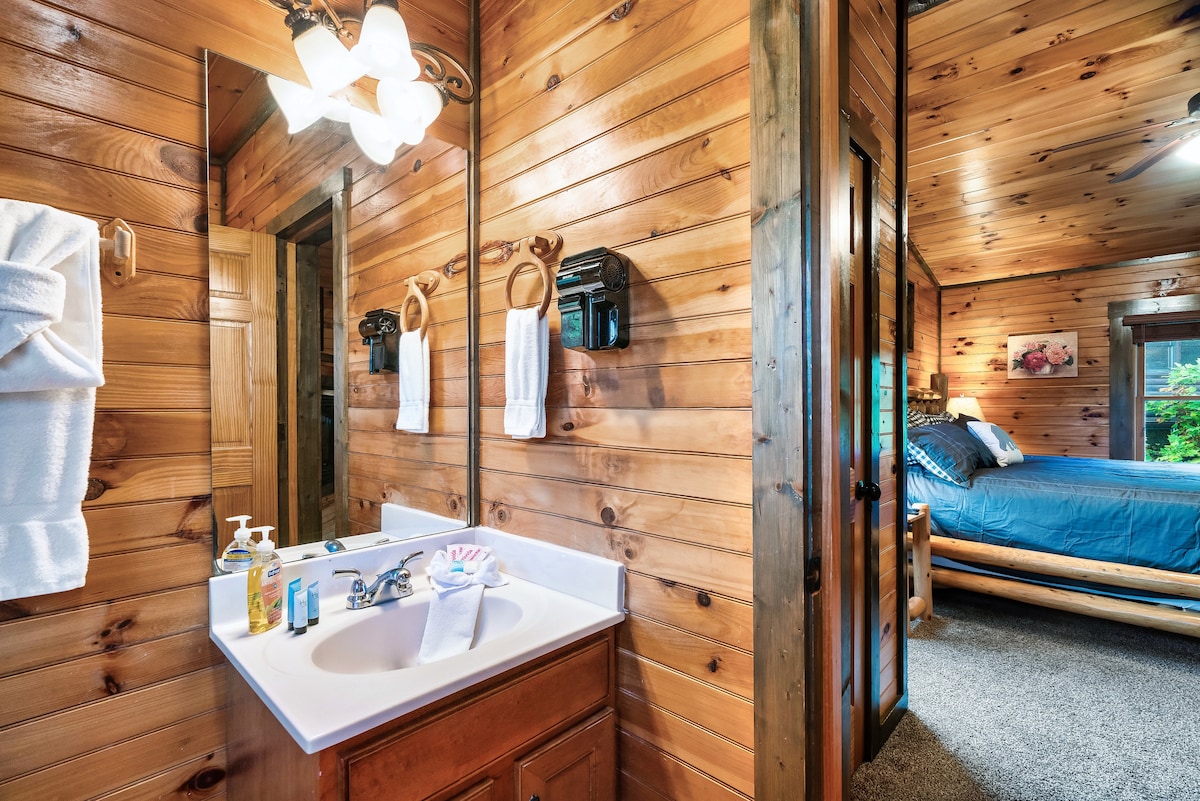 Autumn Escape. 4BR Fireplace, Theater, HotTub image 25
