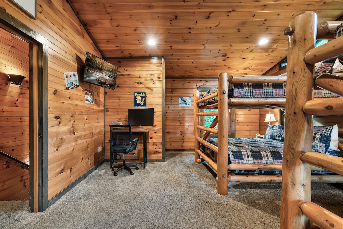 Autumn Escape. 4BR Fireplace, Theater, HotTub image 14