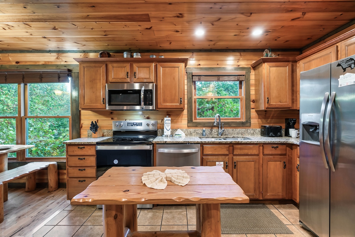 Autumn Escape. 4BR Fireplace, Theater, HotTub image 5
