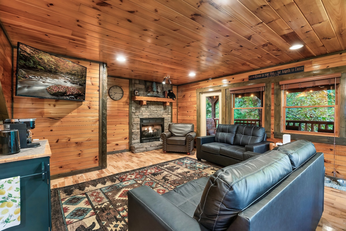 Autumn Escape. 4BR Fireplace, Theater, HotTub image 3