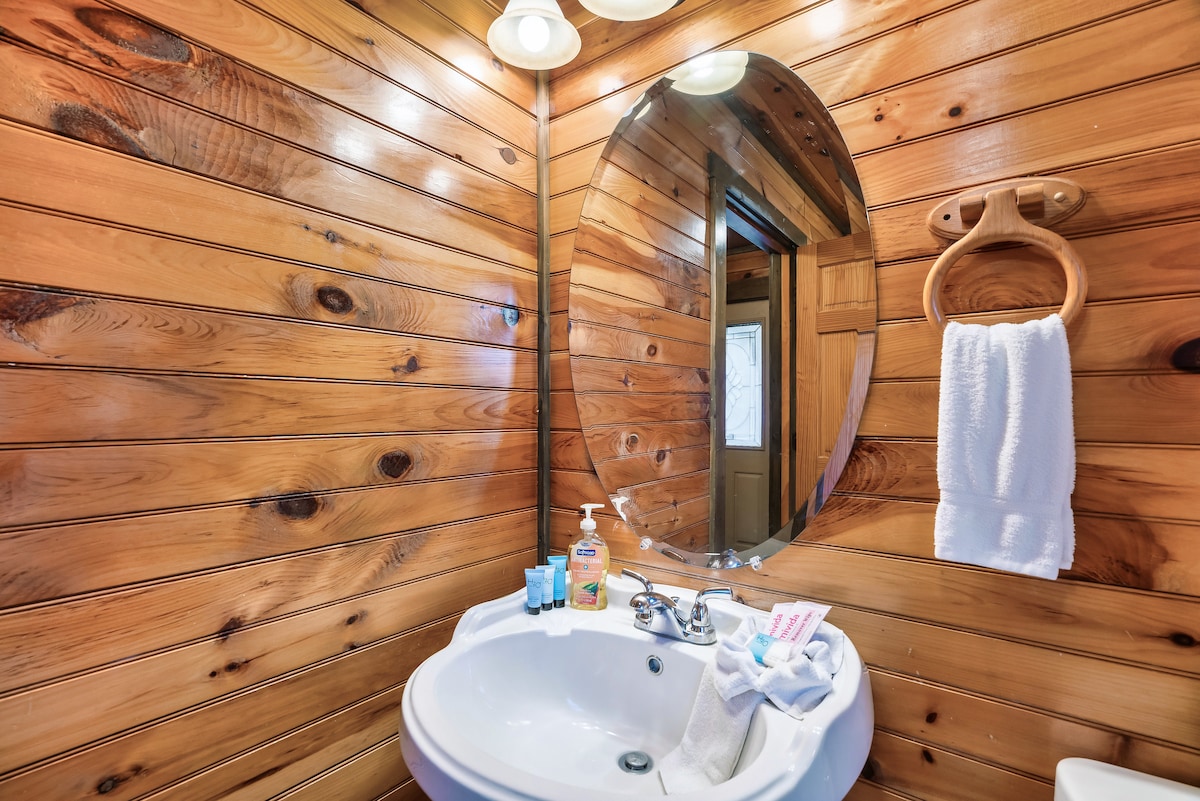Autumn Escape. 4BR Fireplace, Theater, HotTub image 22