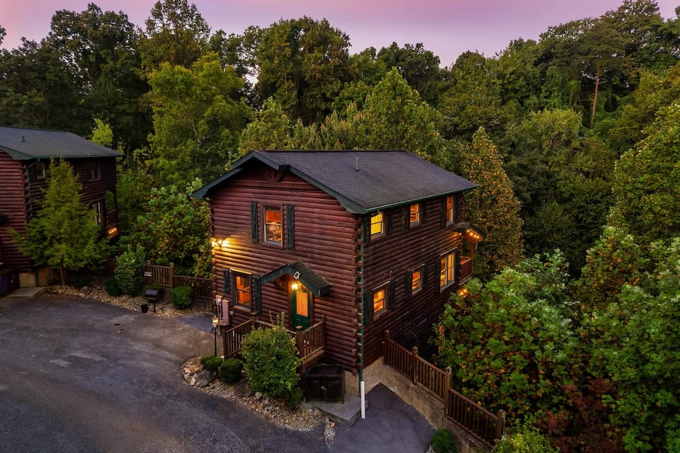 Autumn Escape. 4BR Fireplace, Theater, HotTub image 2