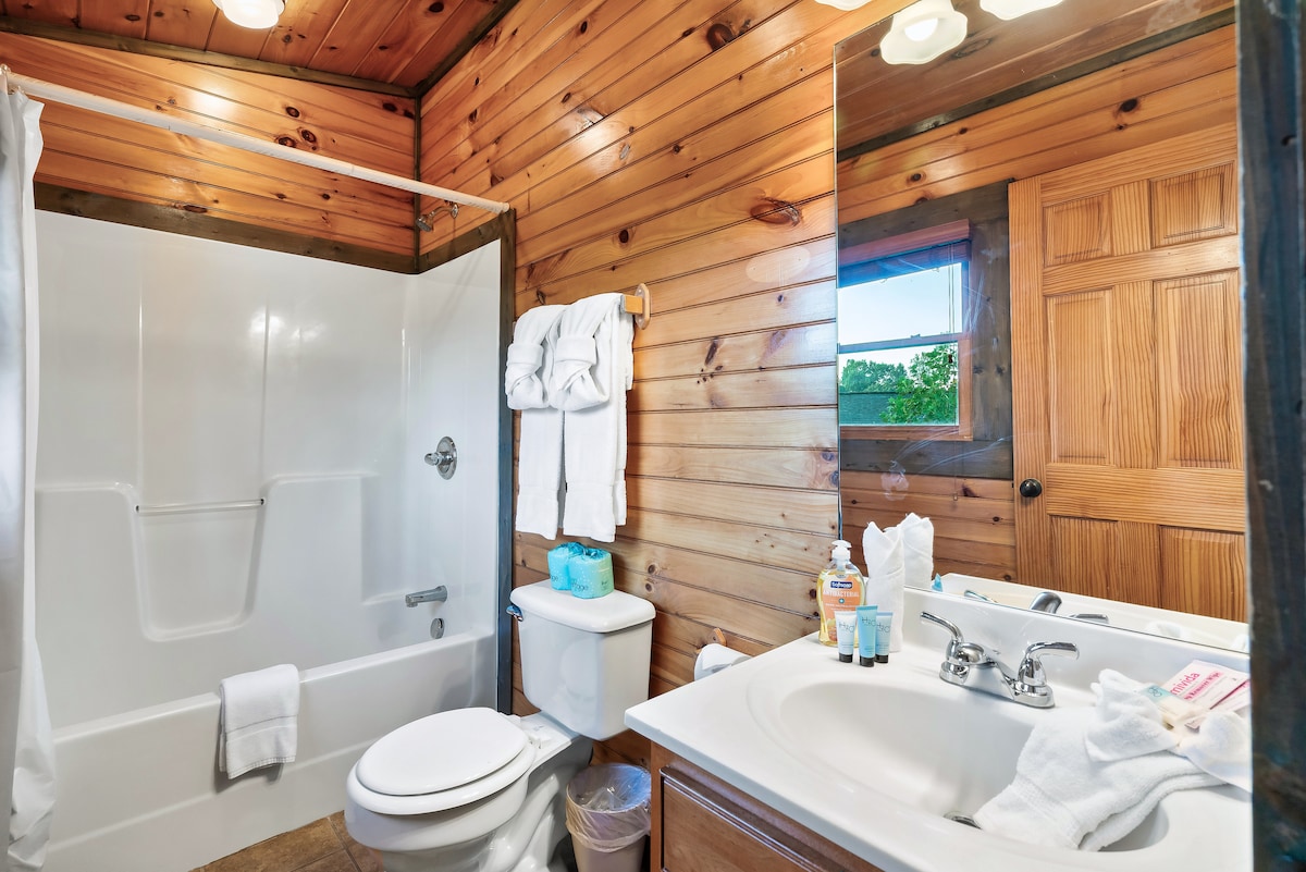 Autumn Escape. 4BR Fireplace, Theater, HotTub image 23