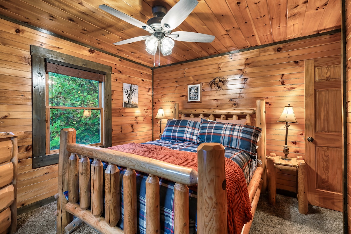 Autumn Escape. 4BR Fireplace, Theater, HotTub image 11