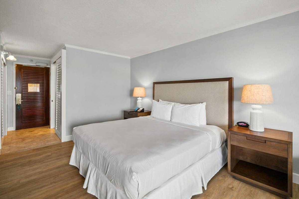 new!-4-resort-rooms.-sleeps-up-to-11.-beachfront/