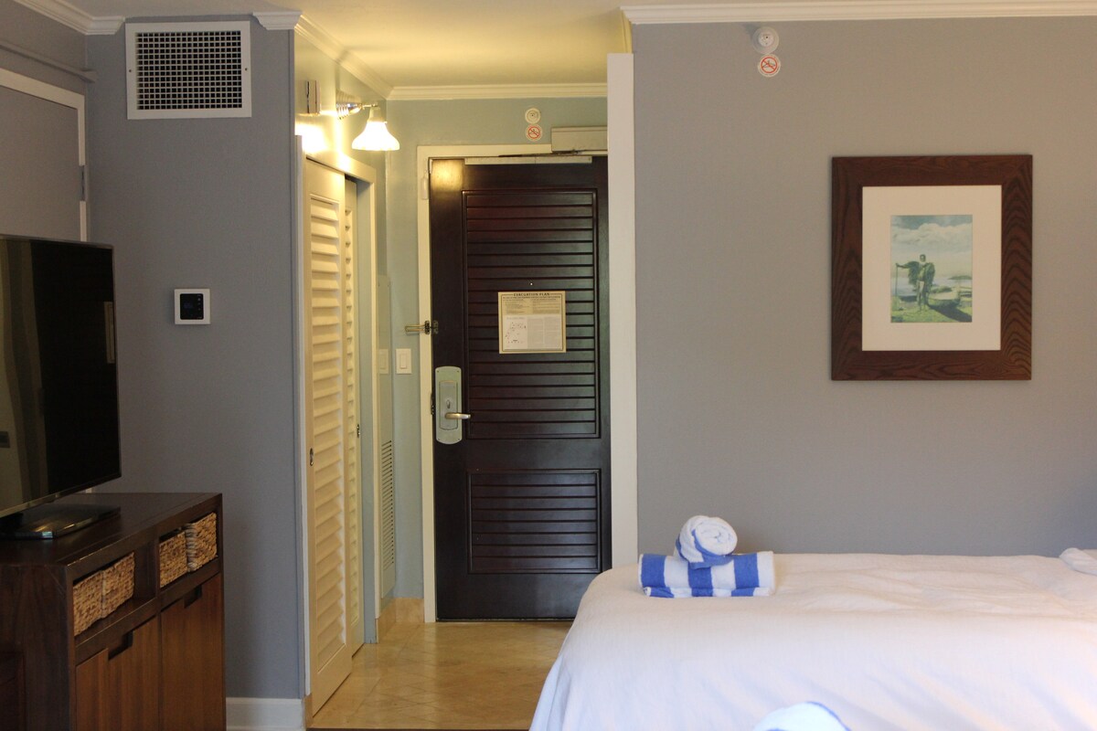 new!-4-resort-rooms.-sleeps-up-to-11.-beachfront/