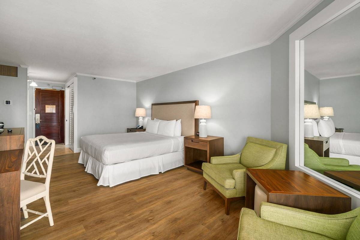 new!-4-resort-rooms.-sleeps-up-to-11.-beachfront/