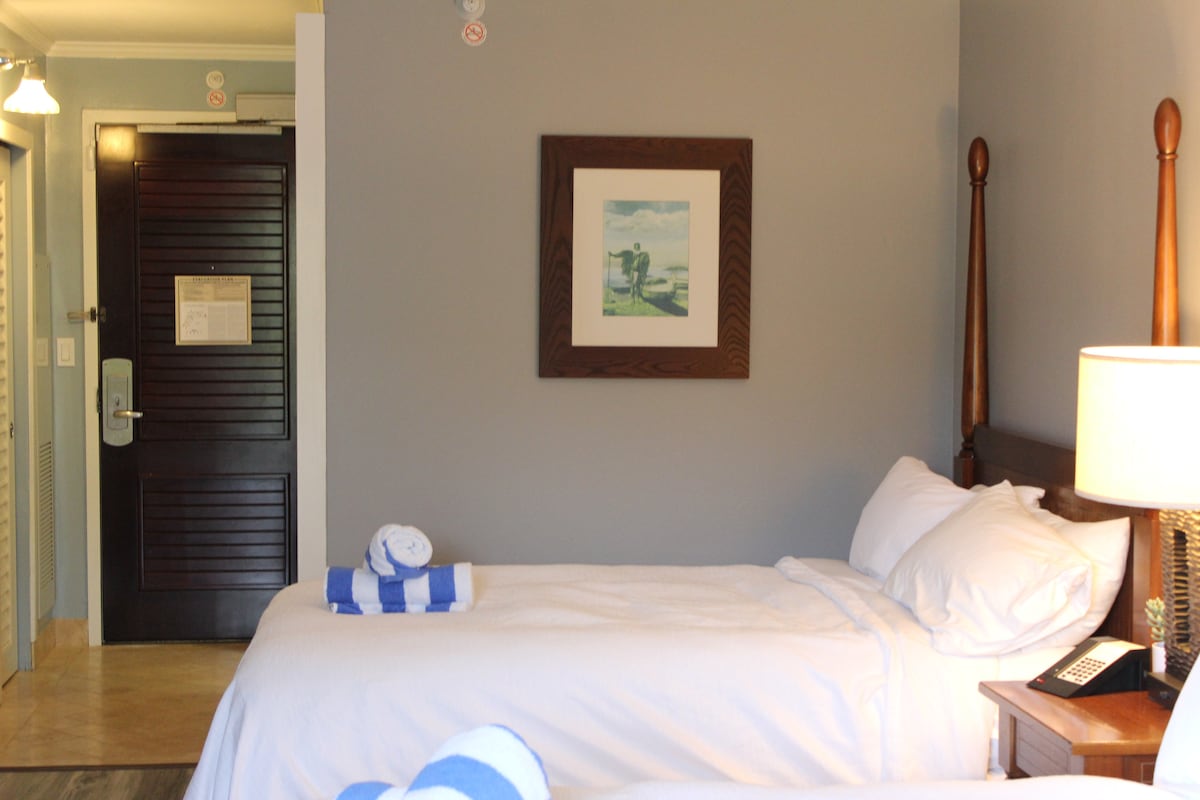 new!-4-resort-rooms.-sleeps-up-to-11.-beachfront/