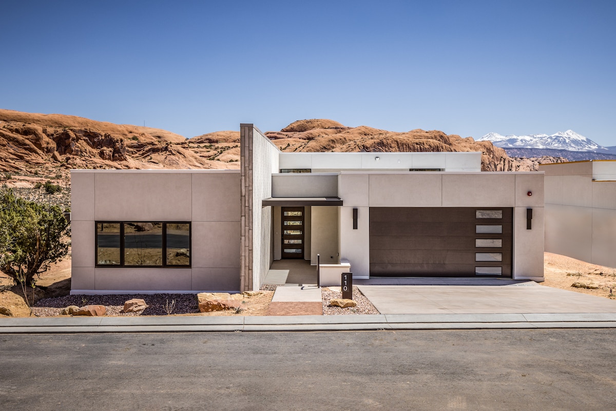 The Mesa Casita
Images shown are a representation only. Furniture and finishes will vary for each Casita rental