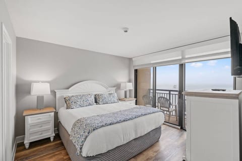 2BR Oceanfront Penthouse | Prime Location & Views