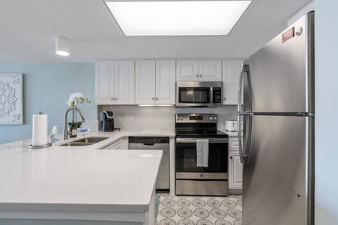 2BR Oceanfront Penthouse | Prime Location & Views