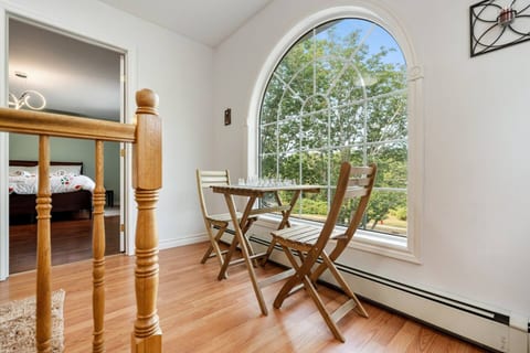 Bright and cozy cottage in the heart of Dartmouth