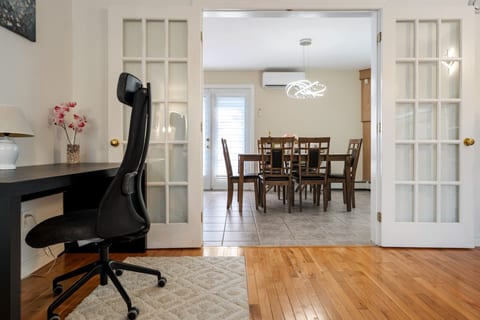Bright and cozy cottage in the heart of Dartmouth
