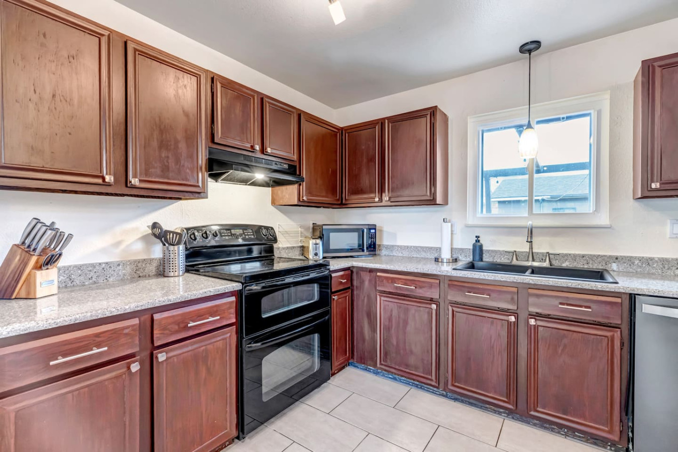 fire-pit-or-games-or-pets-or-views-or-2-mins-to-occ/