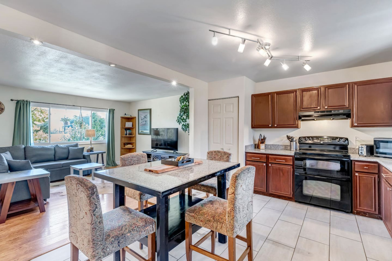 fire-pit-or-games-or-pets-or-views-or-2-mins-to-occ/