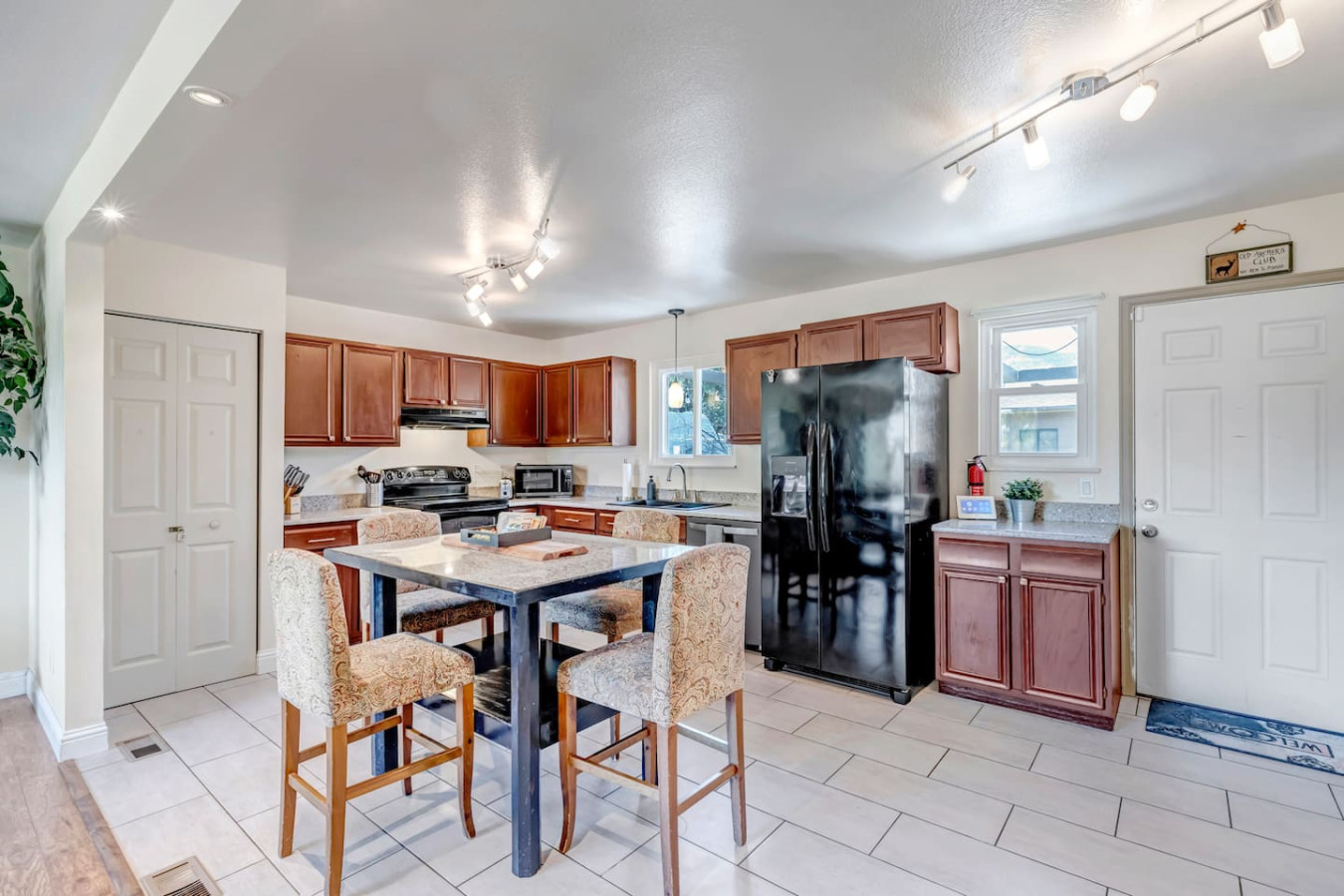 fire-pit-or-games-or-pets-or-views-or-2-mins-to-occ/