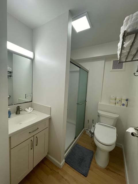 Studio in Center of Waikiki/Kitchen/Beach image 4