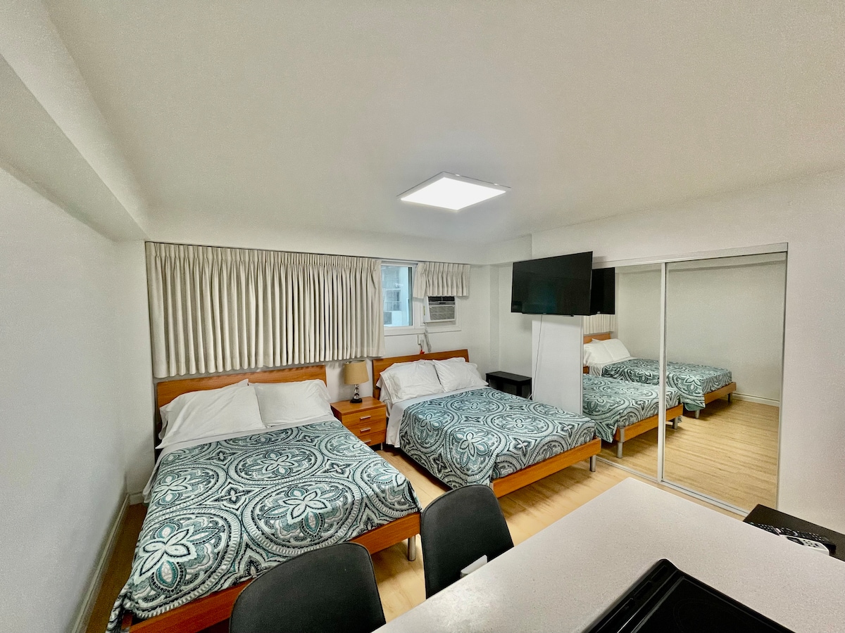 Studio in Center of Waikiki/Kitchen/Beach