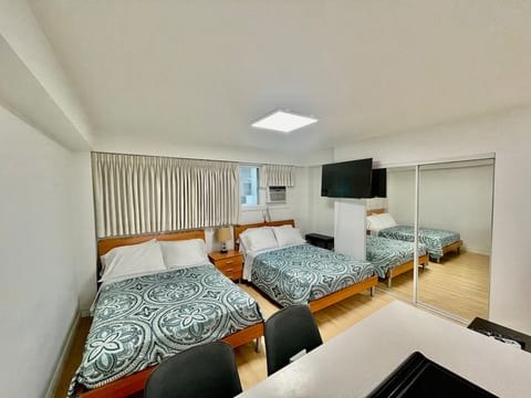 Studio in Center of Waikiki/Kitchen/Beach image 1