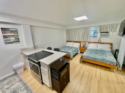 Studio in Center of Waikiki/Kitchen/Beach image 3