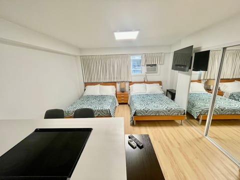 Studio in Center of Waikiki/Kitchen/Beach image 2
