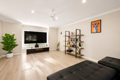 Modern Family Home – Saltwater Pool, Near Robina