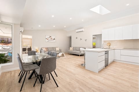 Modern Family Home – Saltwater Pool, Near Robina