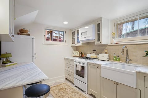 Cozy Downtown Provo Cottage w/ King Bed