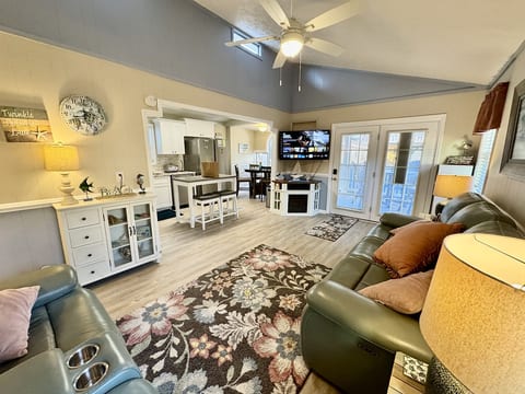 Golf Cart, Ocean Lakes – Dog Friendly, Sleeps 6
