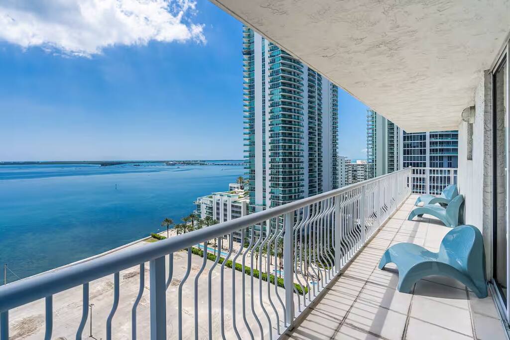 miami-vice-luxe-condo-*-views-pool-and-prime-locale/