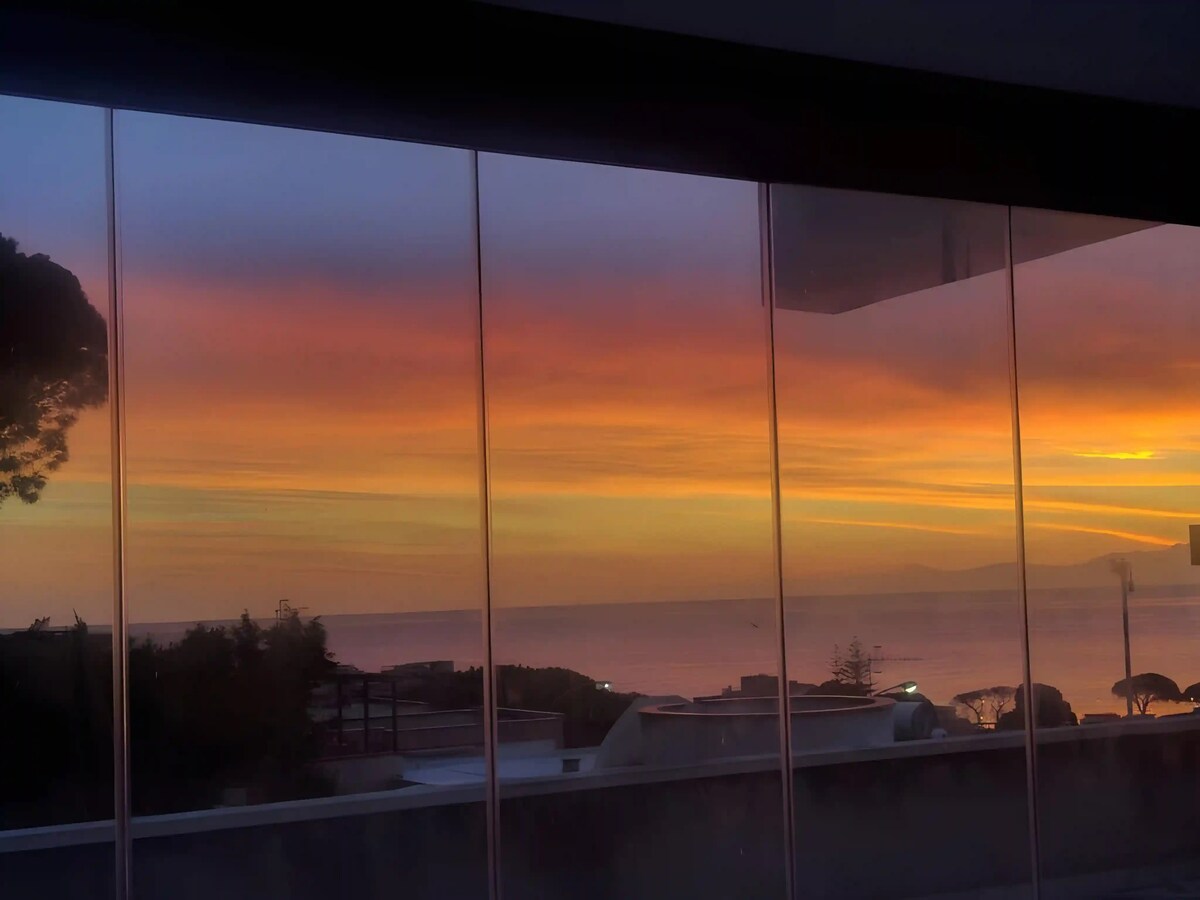 Vista del Golfo di Mondello all'alba dalle vetrate panoramiche della cucina di Casa Vacanze Natalia a Mondello.