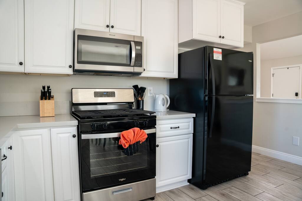 private-master-suite-w-2-beds-and-workspace/