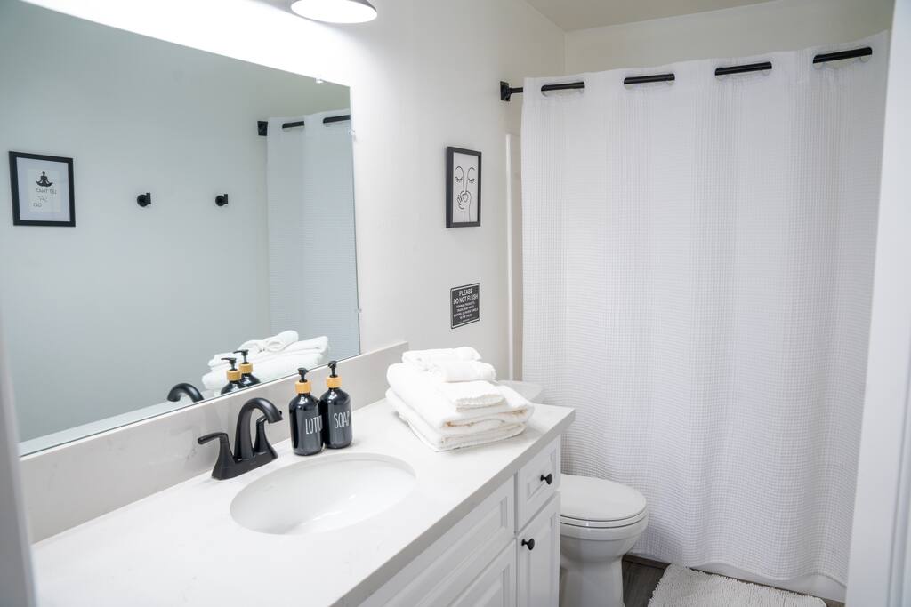 private-master-suite-w-2-beds-and-workspace/